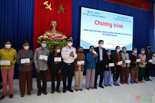 Bộ tư lệnh Vùng Cảnh sát biển 2 tặng quà ngư dân tỉnh Quảng Nam 